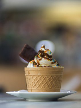 Dondurma tatlı çikolata c ile gofret Kupası ile beyaz plaka