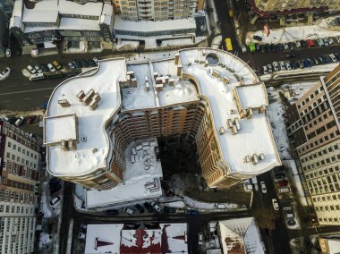 Hava kış en iyi manzarayı uzun boylu daire karmaşık yapılar karlı çatı, Park ve arabalar sokaklar boyunca hareket ile modern şehir. Kentsel altyapı, yukarıdan görünüm.