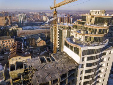 Uzun boylu apart modern gelişmekte olan şehrin hava kış üst görünümü