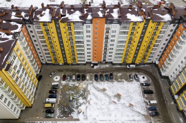 Uzun boylu daire binanın havadan kış üst görünümü, tuğla baca