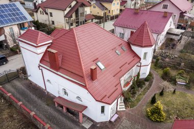 Sunn üzerinde güzel evler ve arabalar ile banliyö alanının havadan üst görünümü