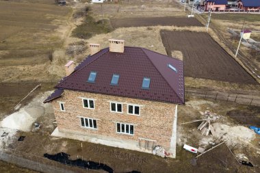 Dik kahverengi Shingle çatı bina hava üst görünümü, tuğla Chim