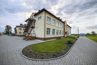 Büyük ile yeni modern iki katlı anaokulu okul öncesi bina 