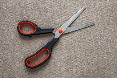 Açık bez kopya alan arka plan izole keskin çelik metal açık makas yakın çekim. Ev aletleri, ofis veya okul araçları.