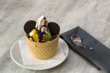 Çikolatalı kurabiye ve creati ile gofret fincan dondurma tatlı