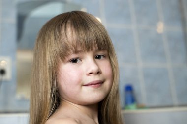 Güzel kız yüz portre, güzel gözlü çocuğun gülümseyen ve