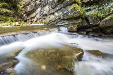 Hızlı akan nehir akışı B'den düşen yumuşak ipeksi su ile