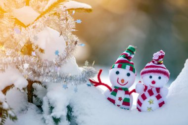 Örme şapka ve eşarp iki küçük komik oyuncaklar bebek kardan adam