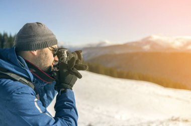 Sırt çantası ile sıcak giyim Hiker adam turist fotoğrafçı bir