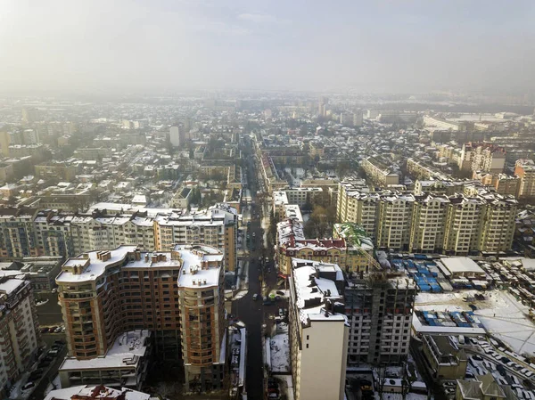 Vista superior aérea de invierno en blanco y negro del centro de la ciudad moderna ingenio — Foto de Stock