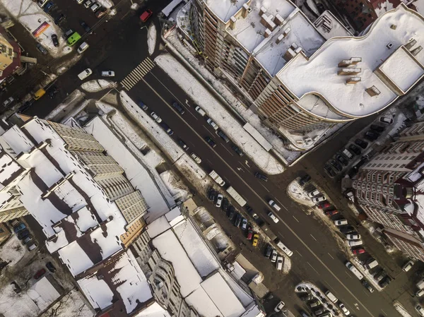 Vista superior aérea de invierno en blanco y negro de la ciudad moderna con altura — Foto de Stock