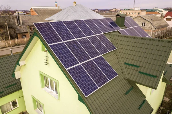 Vista aérea de la casa de campo con azul brillante solar foto voltai — Foto de Stock