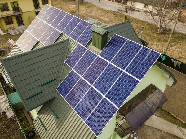 Vista aérea de la casa de campo con azul brillante solar foto voltai —  Fotos de Stock