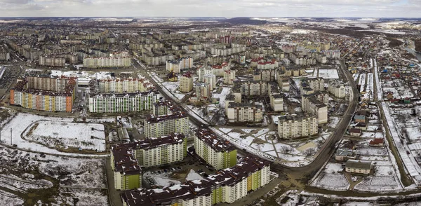 Topp utsikt över vinter stads landskapet med höga byggnader. Mer från Drone Aer — Stockfoto