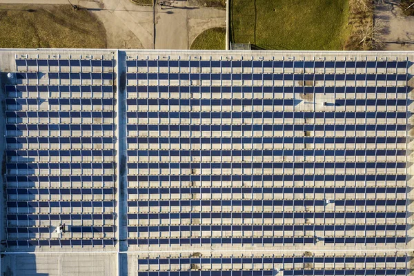 Вид сверху на синий блеск солнечных батарей системы солнечных панелей — стоковое фото