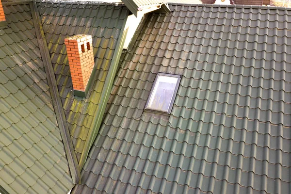 Zöld fém zsindelyes tető tetőtérben műanyag ablak és br — Stock Fotó