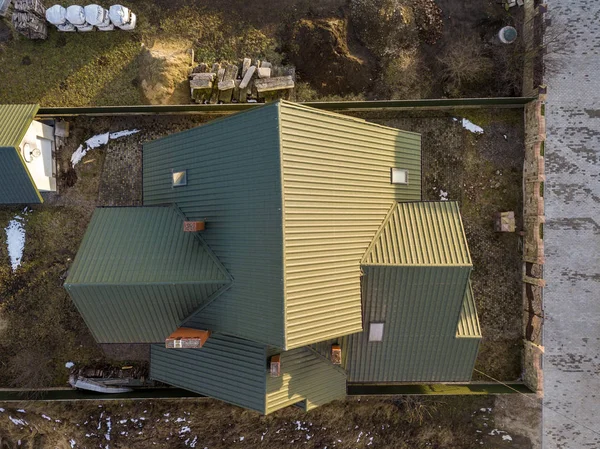 Vista aérea da nova casa de campo residencial e garagem ou celeiro — Fotografia de Stock