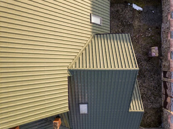 Vista aerea dall'alto del tetto verde della casa di scandole con nuovi piccoli atti — Foto Stock
