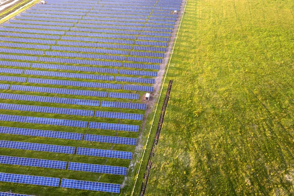 Stort område av sol fotovoltaic paneler system som producerar förnya — Stockfoto