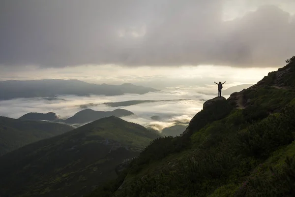 Amplio panorama de montaña. Pequeña silueta de turista con backpac — Foto de Stock
