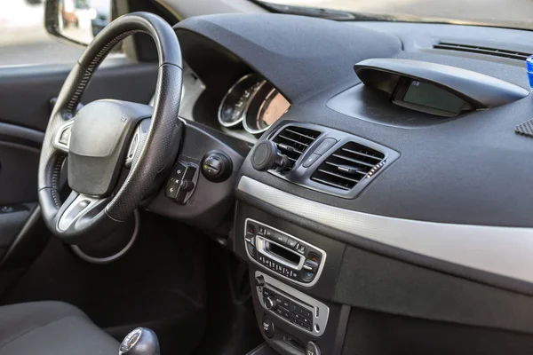 Interior del coche caro moderno. Salpicadero y volante en color negro. Transporte, diseño, concepto de tecnología moderna . — Foto de Stock