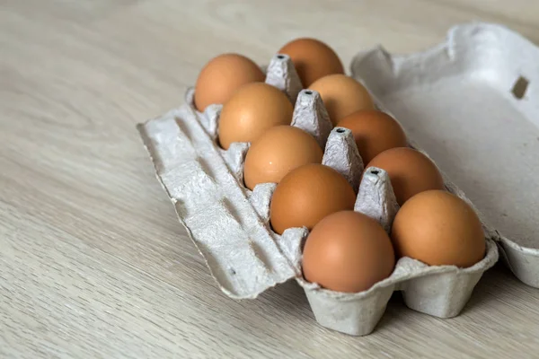 Jaja kurze w opakowaniu otwarty karton jaj na kuchnia tabeli światła kopii przestrzeni tła. Zdrowych ekologicznej koncepcja żywność i dieta. — Zdjęcie stockowe