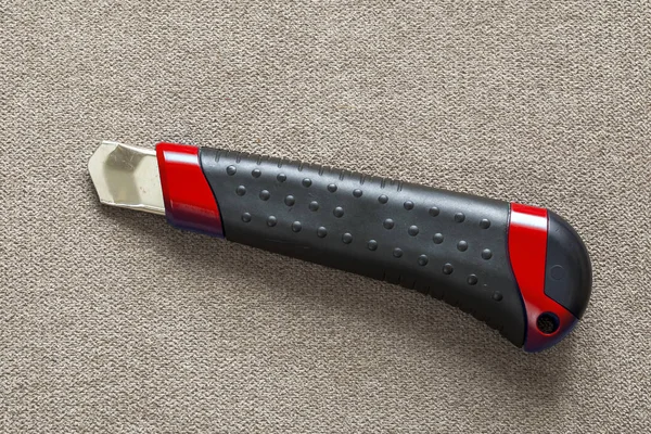 Close-up de papelaria isolada faca metálica retrátil com — Fotografia de Stock