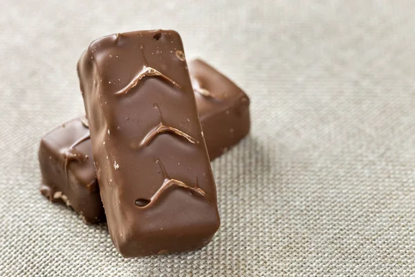 Dois isolados isolados chocolate marrom escuro chocolates snickers bares o — Fotografia de Stock