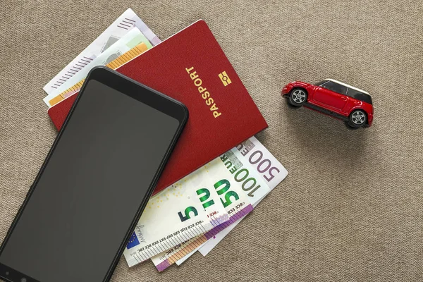 Schwarzes Handy, Euro-Banknoten, Reisepass und Spielzeug — Stockfoto