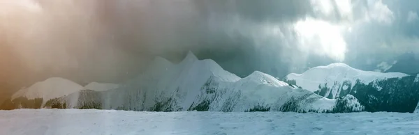 Winter mountain view in Carpathian mountains with dramatic cloud — Stock Photo, Image