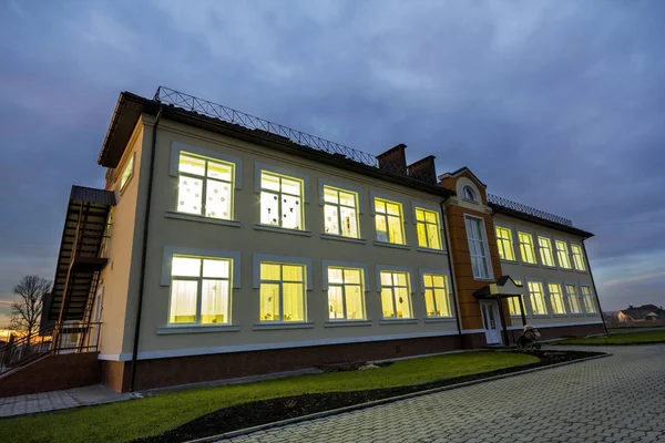 Nuova moderna scuola materna a due piani edificio prescolare, gra verde — Foto Stock