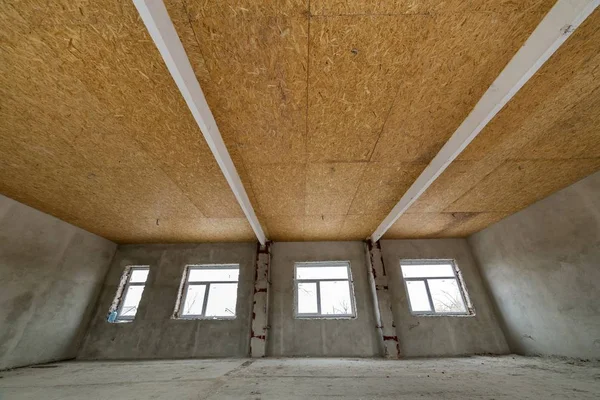 Onvoltooide appartement of huis grote loft kamer onder de wederopbouw — Stockfoto