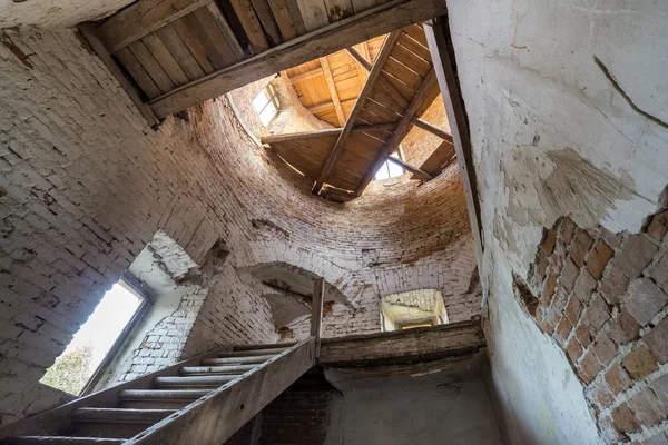 Grande espaçoso abandonado quarto porão vazio do edifício antigo — Fotografia de Stock