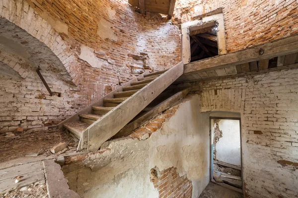 Grande espaçoso abandonado quarto porão vazio do edifício antigo — Fotografia de Stock