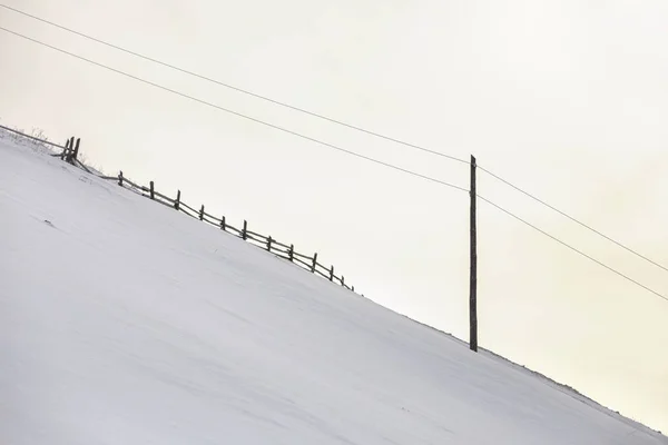 Paysage hivernal. pente raide de montagne avec courant électrique l — Photo