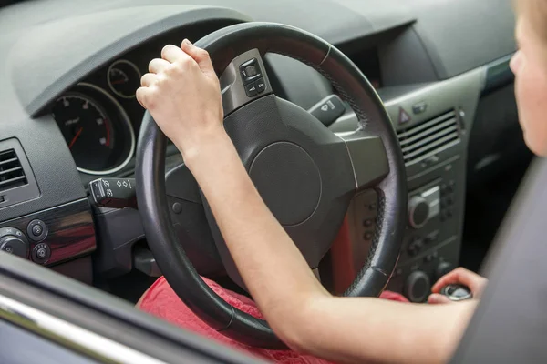 Interior do carro. Painel e mulher mãos no volante drivin — Fotografia de Stock