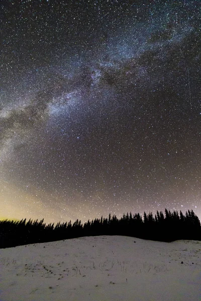 Ночная панорама зимних гор. Млечный Путь — стоковое фото