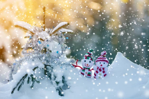 Due piccoli giocattoli divertenti pupazzo di neve bambino a maglia cappelli e sciarpe in — Foto Stock