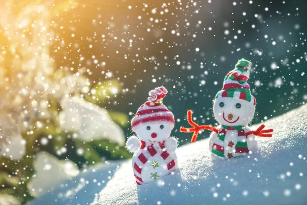 Две маленькие забавные игрушки снеговик в вязаных шляпах и шарфы в — стоковое фото