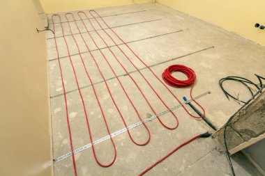 Çimento zemin kopyalama aralığı üzerinde ısıtma kırmızı elektrik kablosu tel rulo