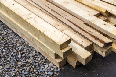 Bina yerinde doğal ahşap panoları yığını. Endüstriyel TIMB