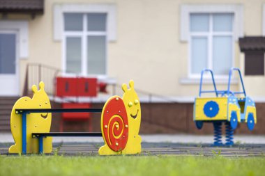 Parlak oyuncak araba ve komik tezgah ile anaokulu oyun alanı. Chi