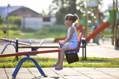 Güneşli yaz üzerinde görmek-Saw salıncak açık havada sevimli genç çocuk kız 
