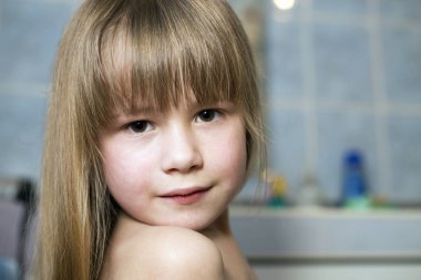 Güzel kız yüz portre, güzel gözlü çocuğun gülümseyen ve