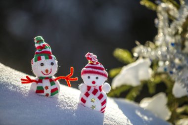 Örme şapka ve eşarp iki küçük komik oyuncaklar bebek kardan adam
