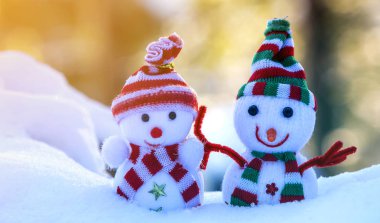 Örme şapka ve eşarp iki küçük komik oyuncaklar bebek kardan adam