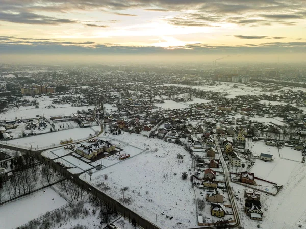 Ovanifrån av staden förorter eller liten stad fina hus på vintern morgon på molnig himmel bakgrund. Flygdrönare fotografering koncept. — Stockfoto