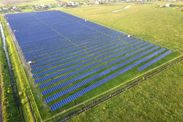 Grand champ de panneaux solaires photovoltaïques système produisant renouveler — Photo