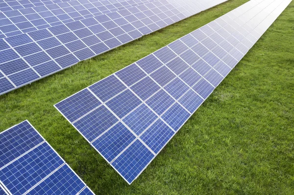 Oberfläche des Photovoltaik-Solarmodulsystems, das erneuerbare Energien erzeugt — Stockfoto