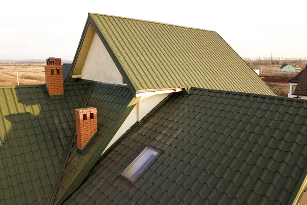 Πράσινο μέταλλο η στέγη σπιτιού με πλαστικό παράθυρο σοφίτα και br — Φωτογραφία Αρχείου